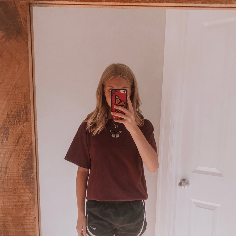 maroon t-shirt w/ brown butterfly patch🌻